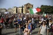 Piazze no pass strapiene, anche di poliziotti
