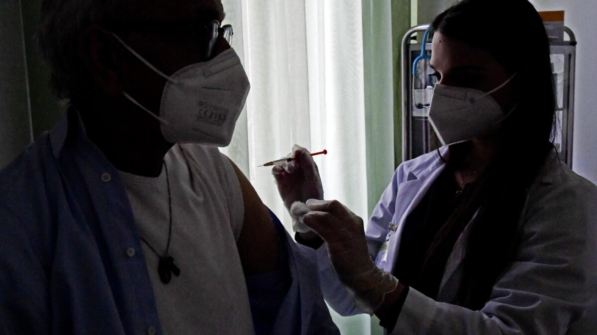 I governi forzano sui vaccini anche se la scienza ha dubbi