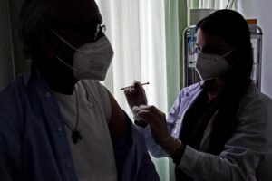 I governi forzano sui vaccini anche se la scienza ha dubbi