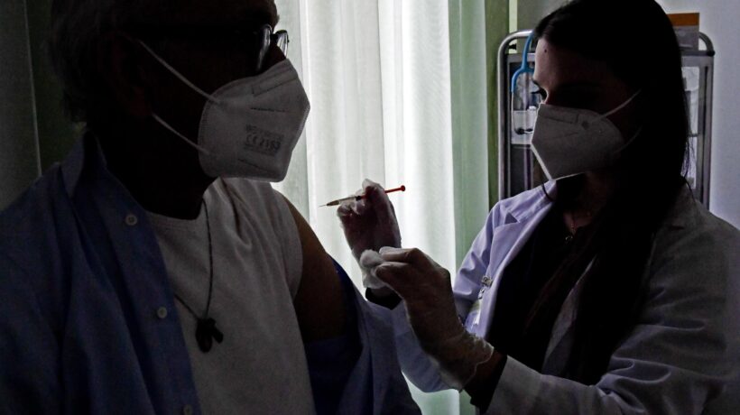 I governi forzano sui vaccini anche se la scienza ha dubbi