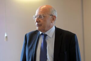 Raffica di esperti scettici sulla puntura. Però sulla terza dose i governi accelerano