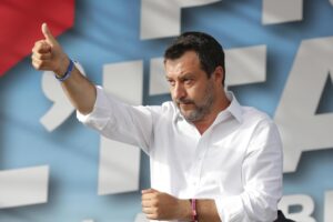 Salvini lancia cinque idee per mediare. Il Pd vuole usare la fiducia come clava