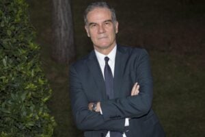 Albinati mostra l’eleganza dei buoni: «Medici non vaccinati? Pezzi di m…»