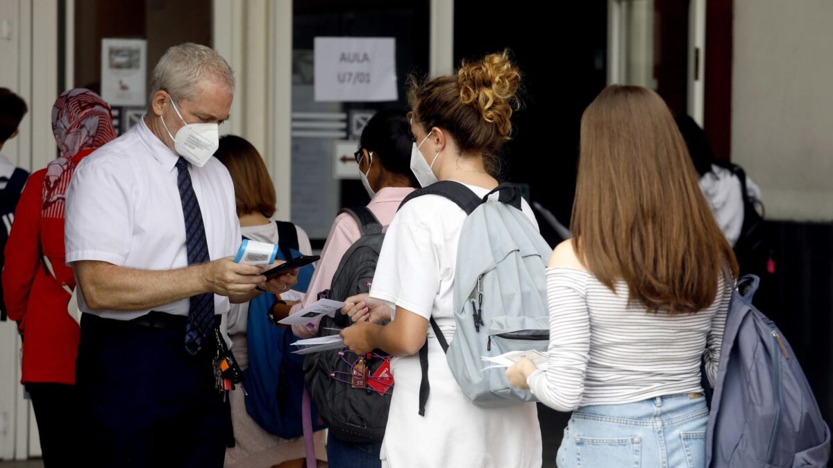 Scuola, il pass anche per i genitori
