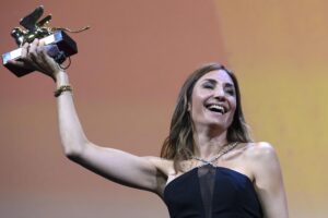 Gli artisti s’inchinano all’aborto facile in cambio della fama