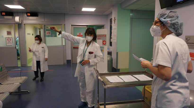 «Tutti zitti sugli infermieri vaccinati positivi»