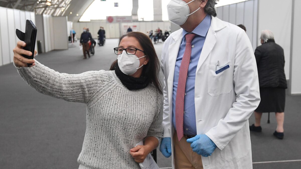 Se critichi la religione del vaccino sei pazzo e pure genitore degenere