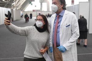 Se critichi la religione del vaccino sei pazzo e pure genitore degenere