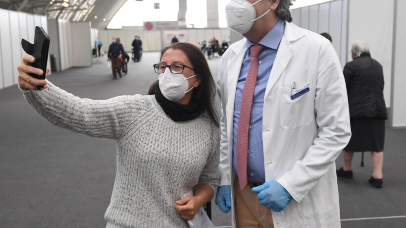 Se critichi la religione del vaccino sei pazzo e pure genitore degenere