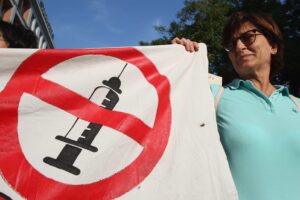 La criminalizzazione dei non vaccinati è una strategia che nasconde bugie