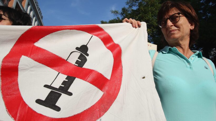 La criminalizzazione dei non vaccinati è una strategia che nasconde bugie