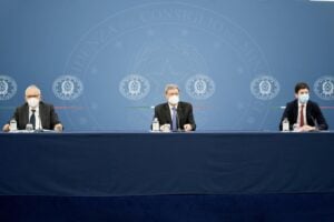 «Addio ai Dpi nelle classi di immuni». Bianchi e Speranza si vantano pure