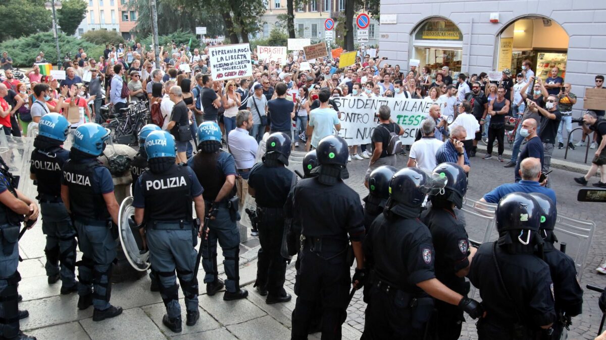 Il Viminale bracca i no vax ma grazia i sì rave