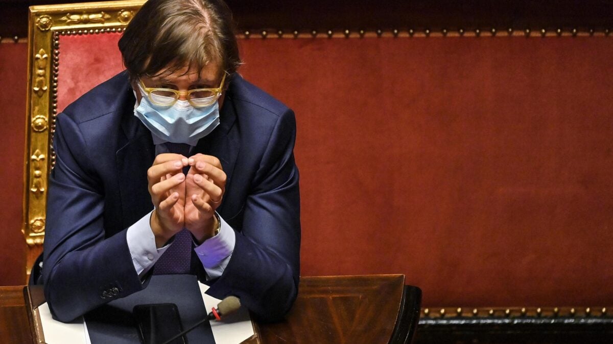 Sileri fa lo gnorri e snobba le accuse. Ma Durigon ha lasciato, lui è ancora lì