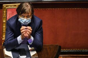 Sileri fa lo gnorri e snobba le accuse. Ma Durigon ha lasciato, lui è ancora lì