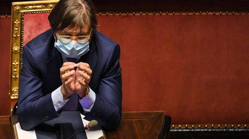 Sileri fa lo gnorri e snobba le accuse. Ma Durigon ha lasciato, lui è ancora lì