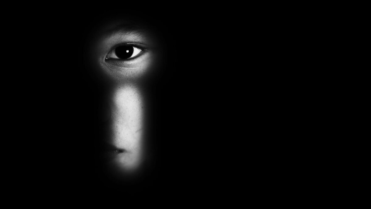 Bimbi strappati ai genitori: l’orrore continua