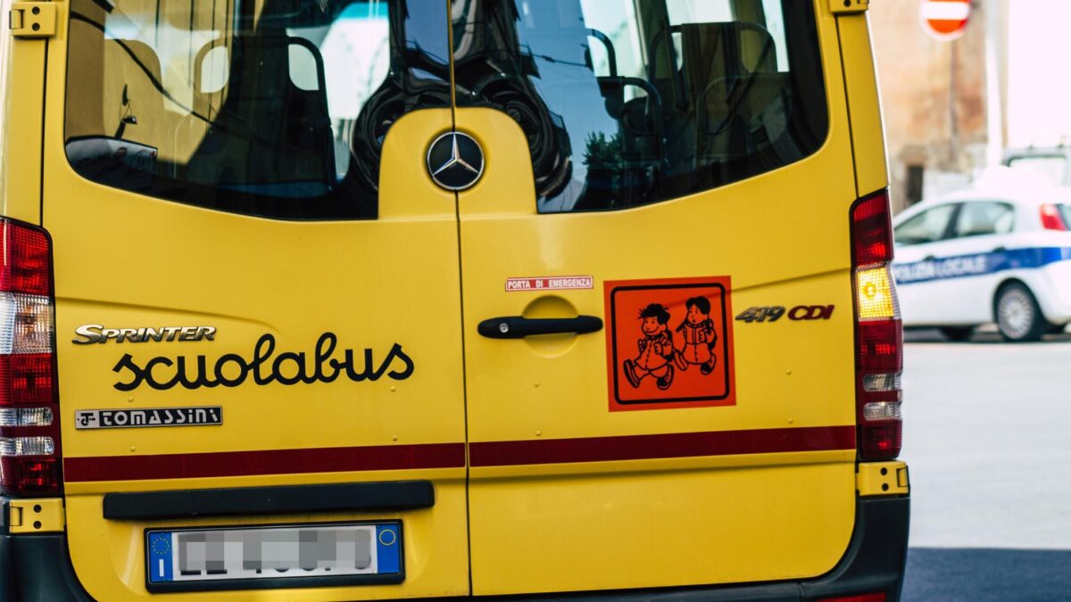 Follia: vietato persino lo scuolabus se mamma e papà non hanno il pass