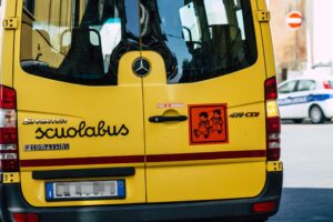 Follia: vietato persino lo scuolabus se mamma e papà non hanno il pass