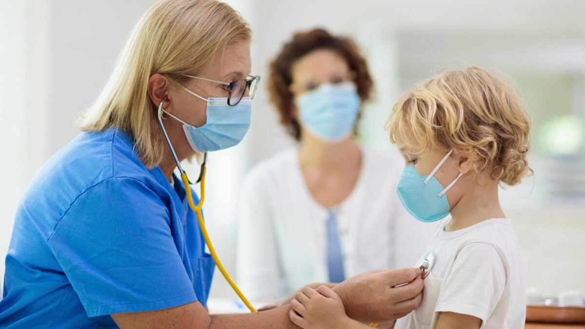 «Basta con i bimbi in quarantena». Parte la carica di virologi e pediatri