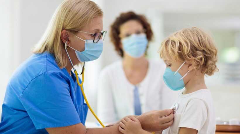 «Basta con i bimbi in quarantena». Parte la carica di virologi e pediatri