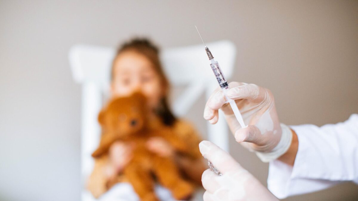 Doppio allarme sui vaccini ai piccoli. Ma in Italia vogliono tirare dritto