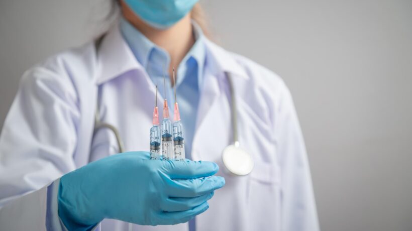 Per gli esperti la terza dose è inutile. Ma la politica spinge per rifilarcela