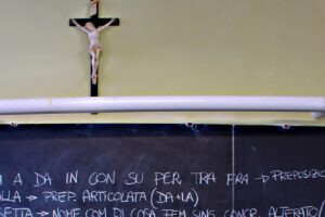 Maestra zittisce il prete che prega a scuola