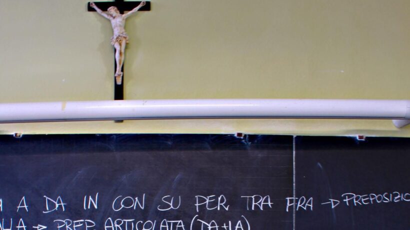 Maestra zittisce il prete che prega a scuola