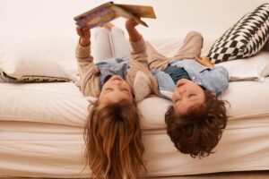 Piccoli lettori crescono. In Italia il 77% dei giovani passa il tempo con un buon libro