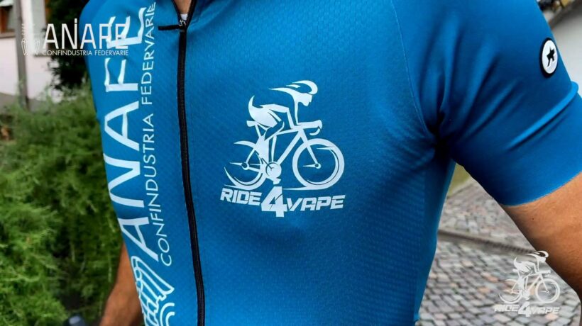 Pedalata da record contro la tassa che spegne le sigarette elettroniche
