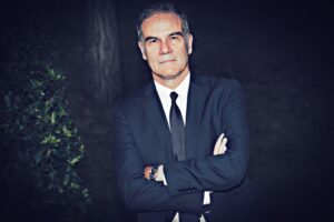 Lo scrittore buonista vuole randellare chi dissente da lui