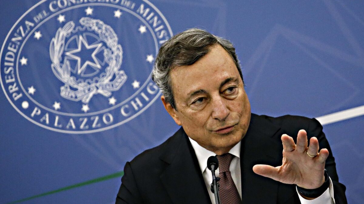 Draghi alza il tiro: «Green pass esteso e poi arriveremo all’obbligo vaccinale»