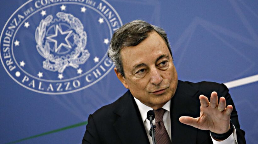Draghi alza il tiro: «Green pass esteso e poi arriveremo all’obbligo vaccinale»