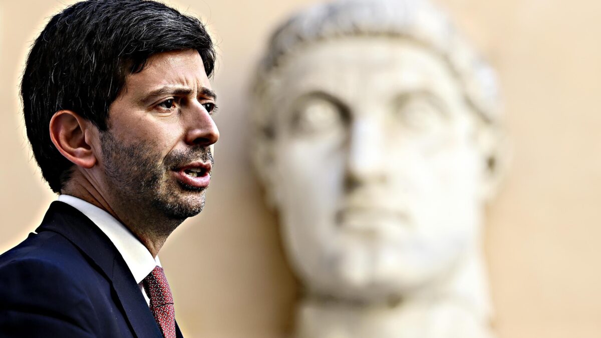Speranza non aspetta l’Ema: «Terza dose»