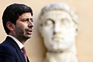 Speranza non aspetta l’Ema: «Terza dose»