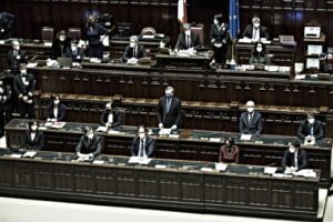 L’ideologia corre, criticare il potere è ormai vilipendio contro la scienza