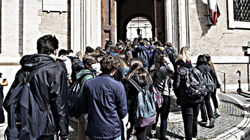 L’obbligo d’ingresso a scuola con la card scatena la protesta di presidi e genitori