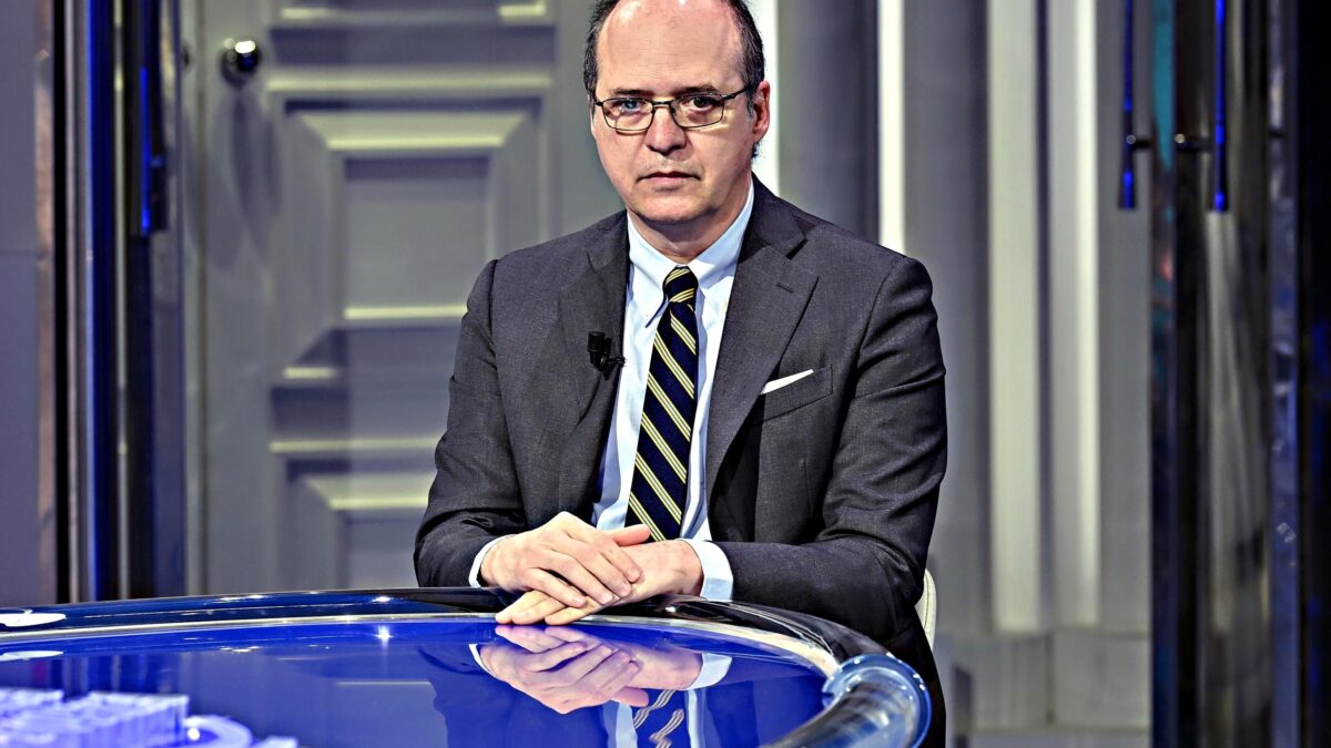 «La Verità» accusata di allarmismo perché cita i dati Aifa sui decessi