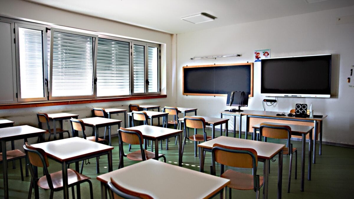 Tutta la scuola finisce in dad per due contagi