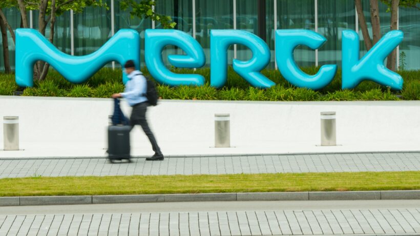 Merck presenta una pillola e anche le nostre virostar scoprono le cure anti Covid