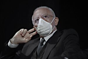 La polizia al municipio di Salerno. Per De Luca iniziano i sudori freddi