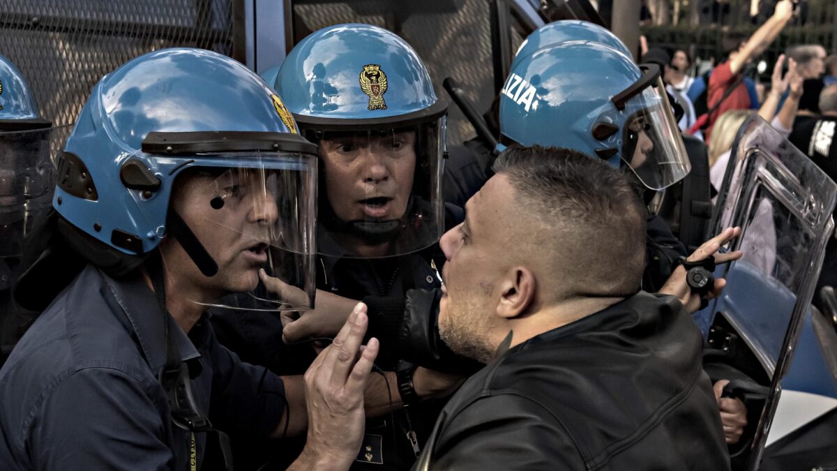 La prova: la polizia ha scortatoForza nuova  a devastare la Cgil