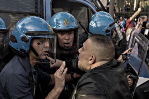 La prova: la polizia ha scortatoForza nuova  a devastare la Cgil