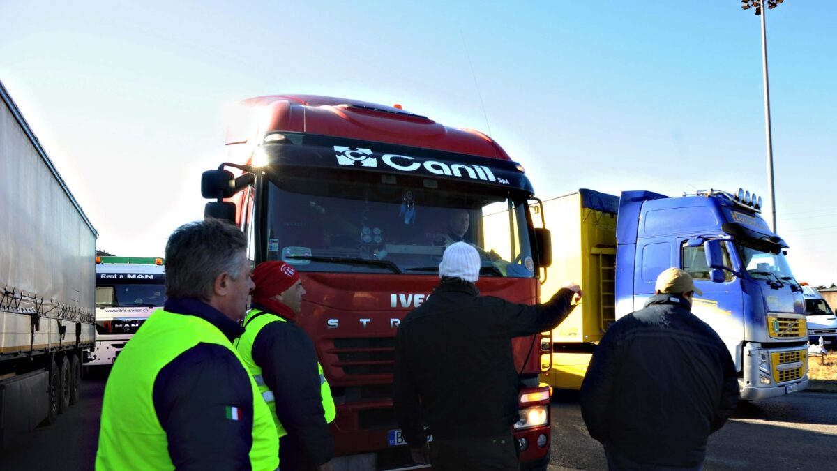 Fermi 80.000 autisti di tir: scaffali vuoti attesi in pochi giorni