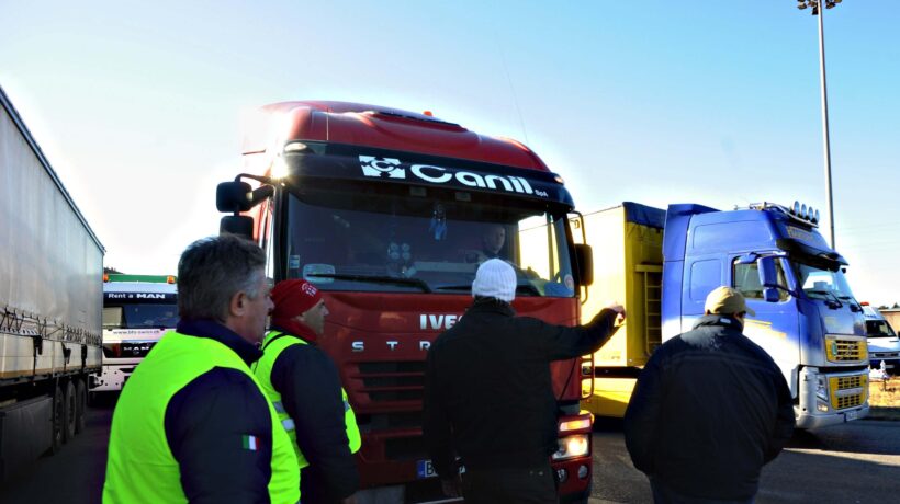 Fermi 80.000 autisti di tir: scaffali vuoti attesi in pochi giorni