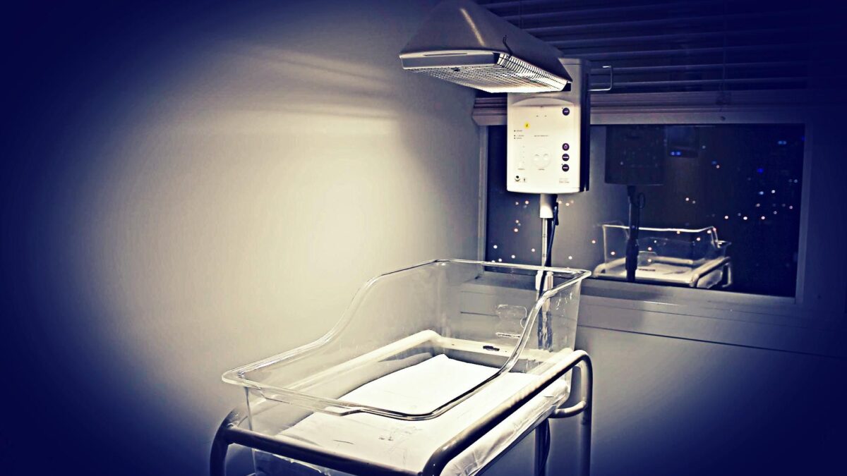 Il crollo delle nascite non è un caso: è stato programmato