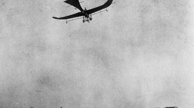 Il Taube di Gavotti in volo sopra Bologna durante il raid del 1911 (Getty Images)