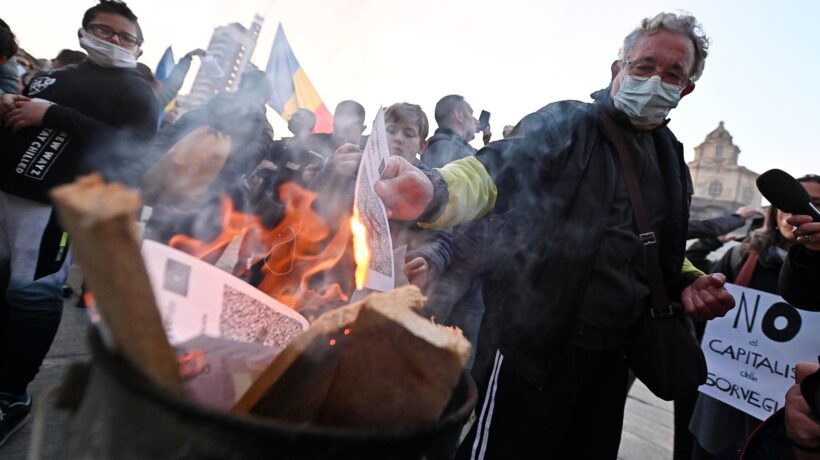 Contro l’obbligo la protesta continua tra provocazioni e qualche incidente