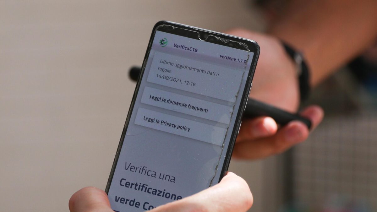Assurdo e illecito infliggere il pass anche alle badanti e a chi fa i mercati